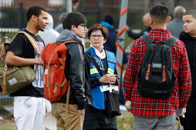 Policejní psycholožka rozmlouvá po střelbě se studenty.