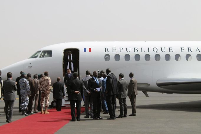 ¨ France's President Francois Hollande (on steps) and Mali's interim President Dioncounda Traore (in plane doorway) arrive at the airport of Bamako, as they return from Timbuktu during his one-day trip, February 2, 2013. Malians chanting "Thank you, France!" mobbed President Francois Hollande on Saturday as he visited the desert city of Timbuktu, retaken from Islamist rebels, and pledged France's sustained support for Mali to expel jihadists. REUTERS/Adama Diarra (MALI - Tags: CIVIL UNREST MILITARY TRANSPORT POLITICS) Published: Úno. 2, 2013, 4:54 odp.