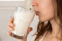 Nebojte se mléka, radí vědci. Zjistili, že snižuje riziko srdečních chorob