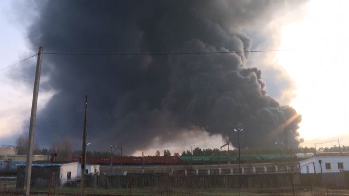 V ruské Bělgorodské oblasti hořel muniční sklad, výbuchy zněly i u Kursku.