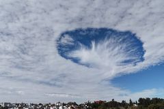 VIDEO: Obrovská díra v oblacích zastavila dopravu. Obyvatelé nevěřili vlastním očím