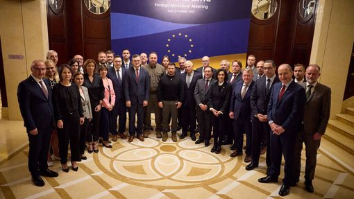 Ukrajinský prezident Volodymyr Zelenskyj na společné fotografii s 27 ministry zahraničí členských zemí EU v Kyjevě.