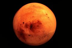 Mars vysušil sluneční vítr. Horkou planetu přeměnil na suchou a chladnou, tvrdí NASA
