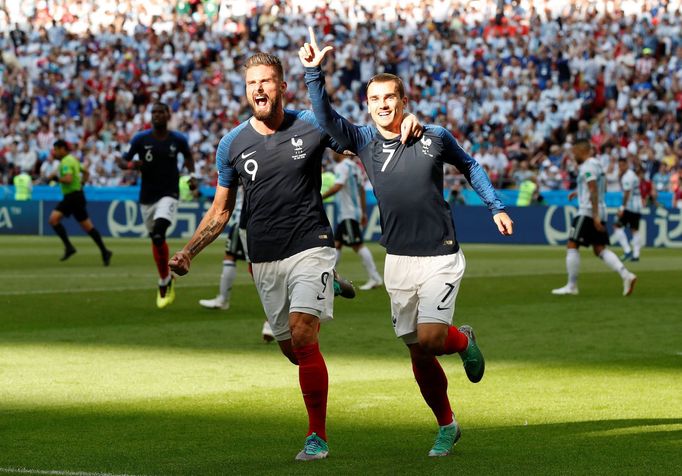 Antoine Griezmann dává první gól zápasu.