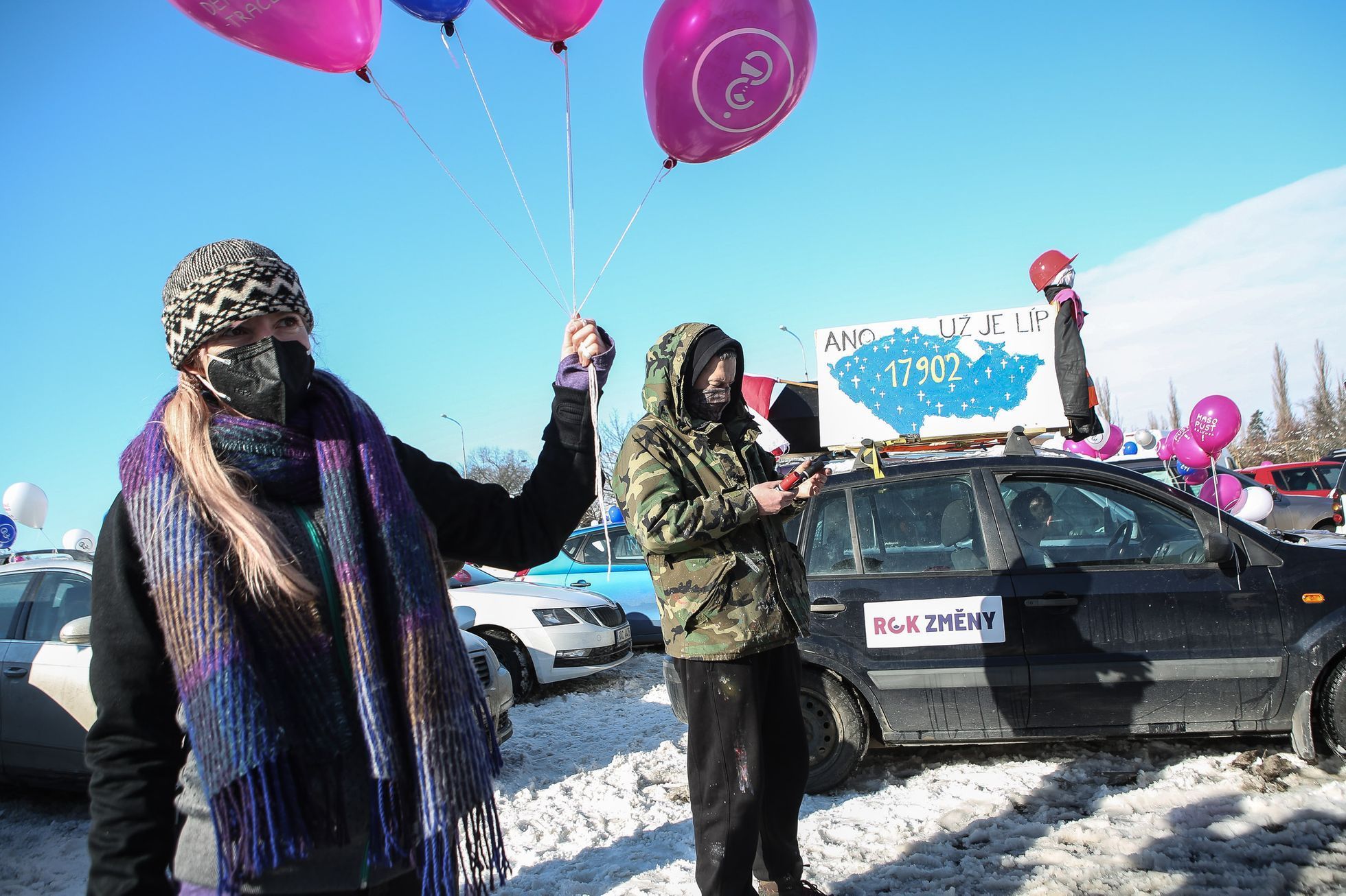 Milion chvilek, aleggorická jízda Prahou upozorňující na kauzy vlády Andreje Babiše, masopust, masky, auto, 13. 2. 2021