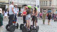 Nejvíce segwayů jezdí po Staroměstském náměstí, kde přibližně dvacítka mladíků nabízí krátkou instruktáž a jezdění.