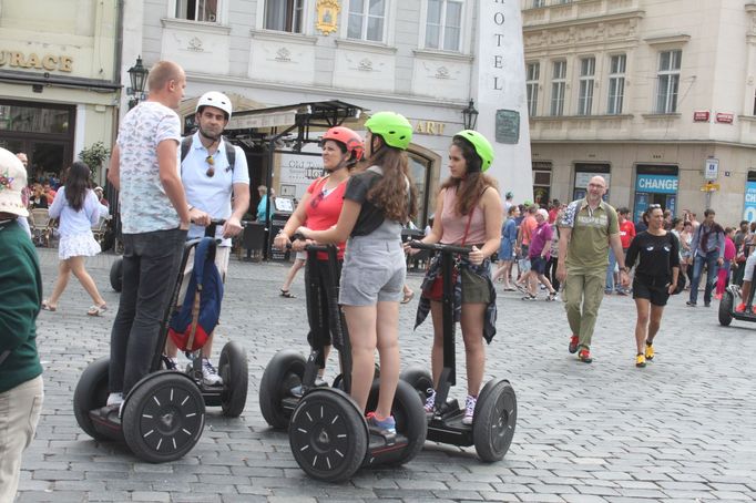 Segwaye na Staroměstském náměstí.