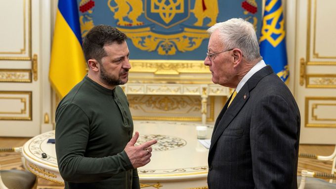 Generál Keith Kellogg (vpravo) na schůzce s ukrajinským prezidentem Volodymyrem Zelenským letos v únoru.