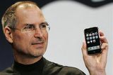 Navázat na prodejní úspěchy Razru se Motorole ale nepodařilo, a její tržní podíl od té doby klesal. Podobně jako finská Nokia nedokázala udržet krok s nástupem chytrých telefonů. Na obrázku Steve Jobs při uvedení prvního iPhonu v roce 2007. V létě 2011 dlouhodobě ztrátovou mobilní divizi Motoroly odkoupila společnost Google, od které ji v roce 2014 koupila čínská společnost Lenovo.