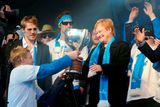 Koivu podává vítěznou trofej hrdé prezidentce Tarje Halonenové.
