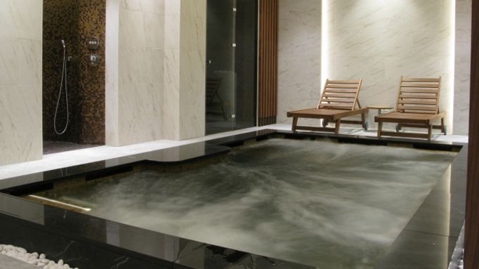 Zděný luxusní masážní whirlpool obložený mozaikou s nejlepší dostupnou technologií čištění vody pomocí AOP