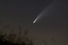 Kometa Neowise je na obloze vidět pouhýma očima. Je nejjasnější za poslední roky