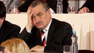 8. února 2008: Situace, která se dostala na billboardy. Karel Schwarzenberg sleduje první kolo prezidentské volby.