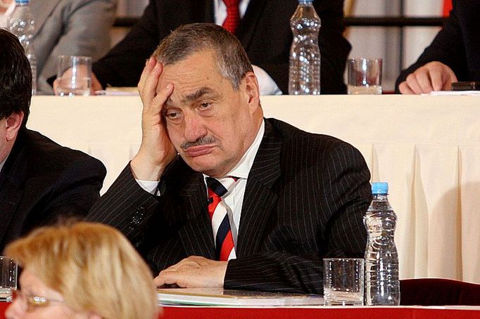 Karel Schwarzenberg, ministr zahraničí, unuděn k smrti.