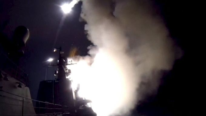 Ruské námořnictvo odpaluje z Kaspického moře rakety na Sýrii.