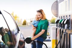 Česká obchodní inspekce: Kvalitnější benzin, než je teď, Češi ještě netankovali