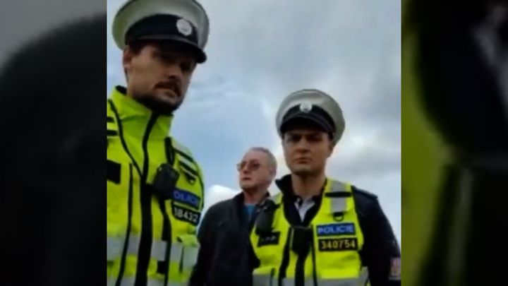 "Policisto, vy jste firma, ukažte mi IČO." Někteří motoristé se odmítají ztotožnit