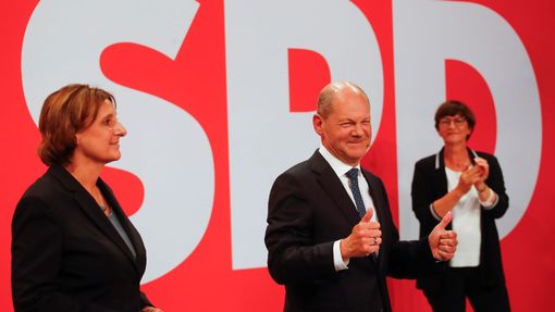 Kandidát na kancléře Olaf Scholz ve volebním štábu SPD.