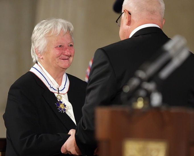 Propůjčení Řádu T. G. Masaryka Julii Hruškové, politické vězenkyni komunistického režimu.