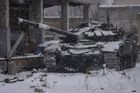 Zasněžený ukrajinský tank v ukrajinském městě Vuhledar na Donbase.