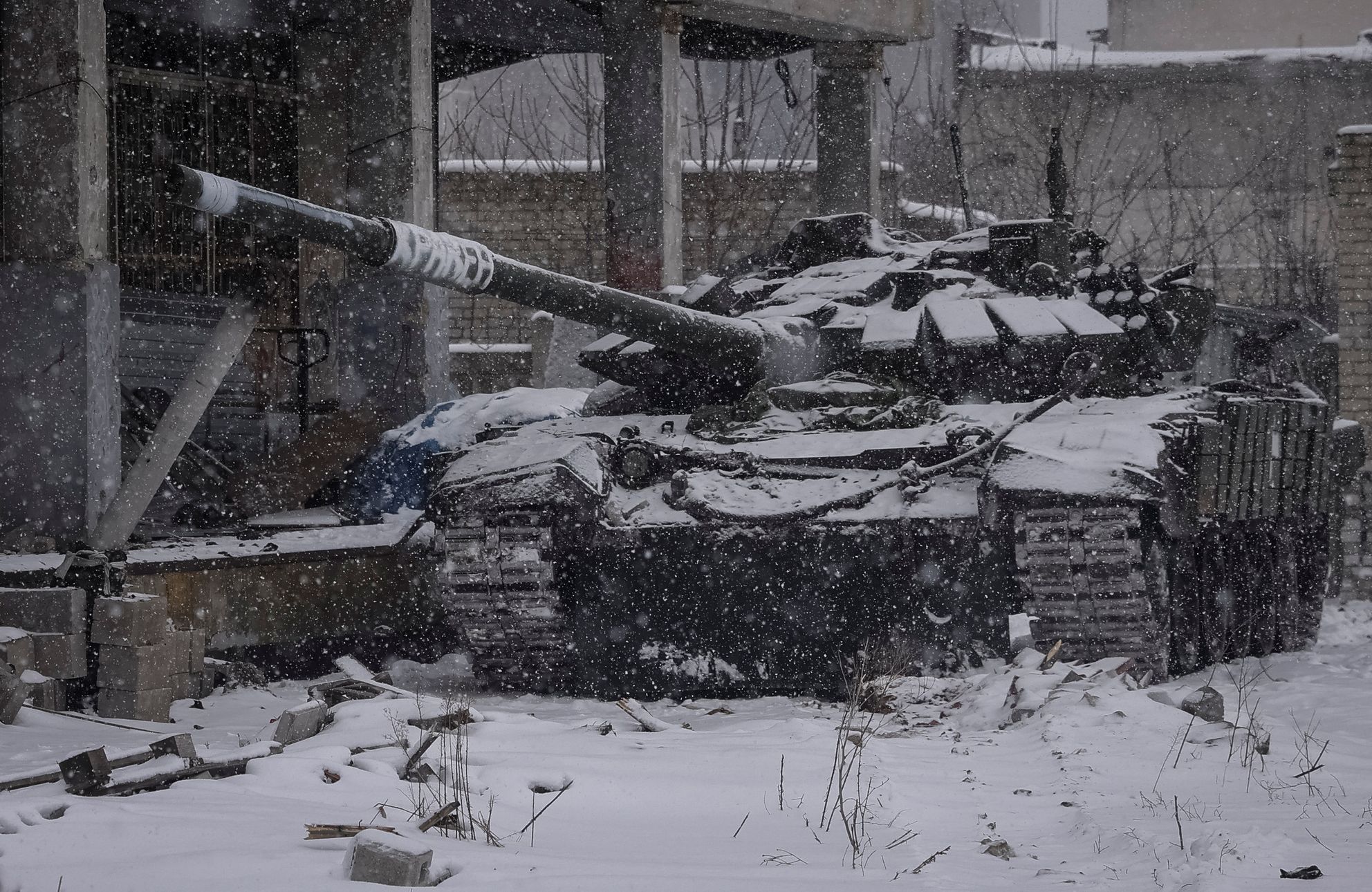 Zasněžený ukrajinský tank ve Vuhledaru, o který se tvrdě bojuje.