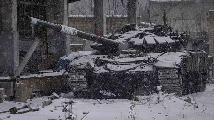 Zasněžený ukrajinský tank v ukrajinském městě Vuhledar na Donbase.
