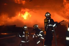 Hasiči v Praze hasili požár odpadu v kovošrotu, 14 lidí museli evakuovat