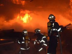Hasiči likvidují požár lakovny ve Zvoli u Prahy už druhý den.