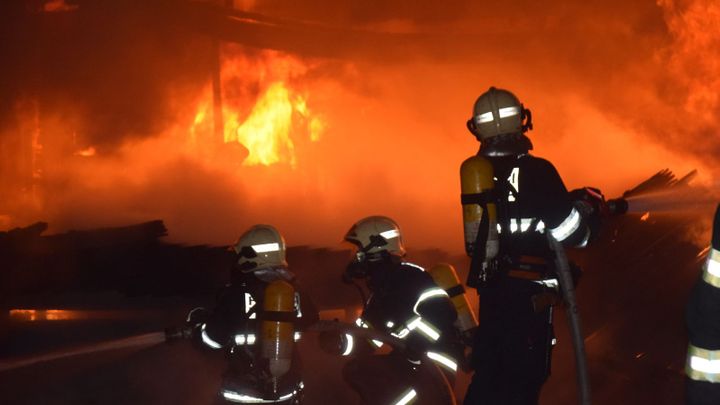 Hasiči v Praze hasili požár odpadu v kovošrotu, 14 lidí museli evakuovat