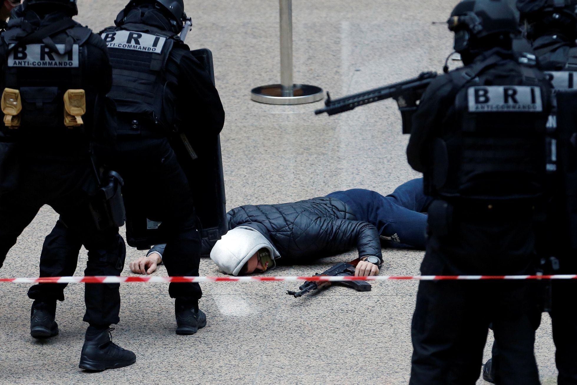 Příslušníci speciální francouzské jednotky BRI nacvičují zásah proti teroristům v Bruselu.