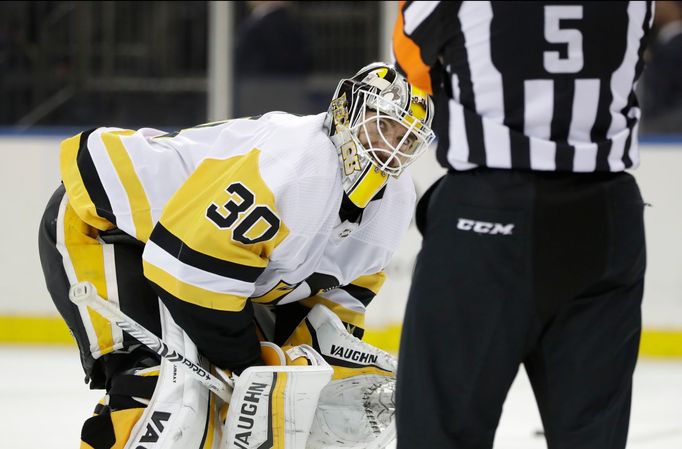 Brankář Pittsburghu Matt Murray vzhlíží k rozhodčímu Chrisovi Rooneymu.