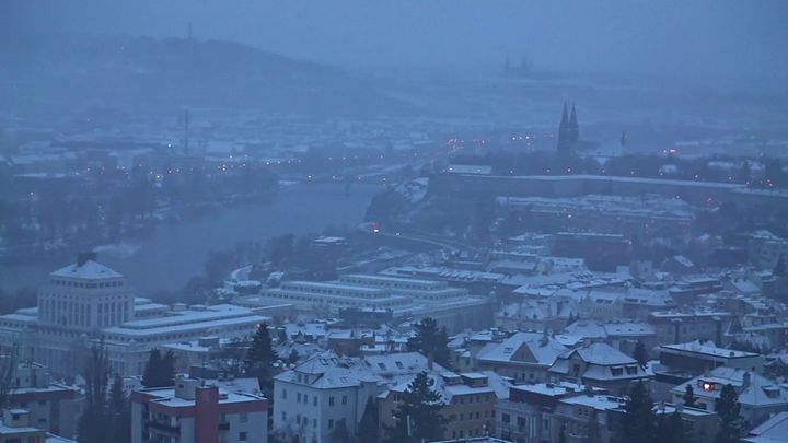 Zasněžená každá věžička. I Pražané se dnes probudili do bílé pohádky