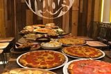 Pestrý výběr pizz prý dokazuje, že Suárez rád zakousne něco italského...