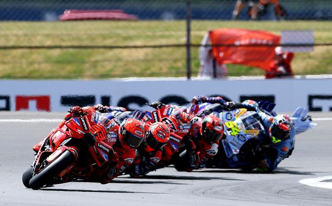 Marc Marquez v čele závodu MotoGP v Silverstonu