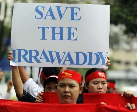 Protosty Barmánců v Malajsii proti přehradě na řece Iravádí