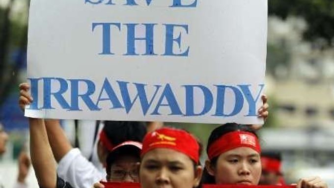 Barmánci v Malajsii demonstrují proti Myitsone.