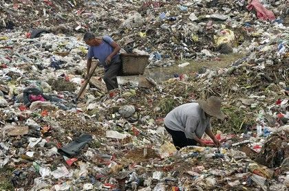 Odpadky zaplavují Afriku