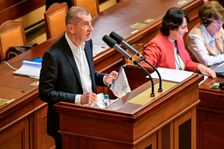 Babiš žádá o prozkoumání duševního zdraví premiéra. Fuj, křičí na něj vládní poslanci