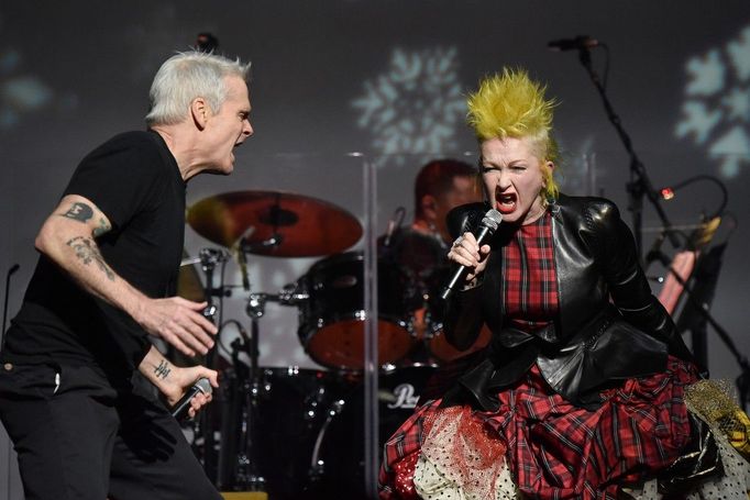 Henry Rollins a zpěvačka Cyndi Lauper na koncertě v roce 2019.