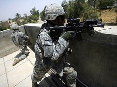 Američané ztratili v Iráku za pět let bezmála 4000 vojáků. Kritici přirovnávají konflikt k válce ve Vietnamu. .
