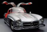 Mercedes-Benz 300 SL se vyráběl v polovině 50. let. Vzniklo ho přibližně 1400 kusů. Automobil poháněl třílitrový šestiválec s výkonem 142 kW (193 koní). Vůz byl schopen dosáhnout rychlosti 250 kilometrů v hodině.