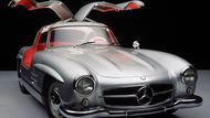 Mercedes-Benz 300 SL se vyráběl v polovině 50. let. Vzniklo ho přibližně 1400 kusů. Automobil poháněl třílitrový šestiválec s výkonem 142 kW (193 koní). Vůz byl schopen dosáhnout rychlosti 250 kilometrů v hodině.