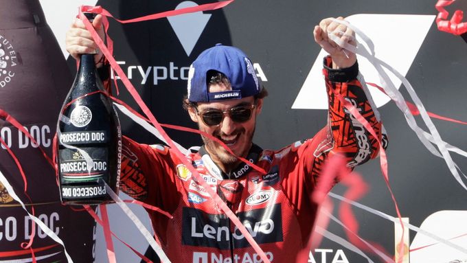 Francesco Bagnaia slaví vítězství v GP Rakouska třídy MotoGP