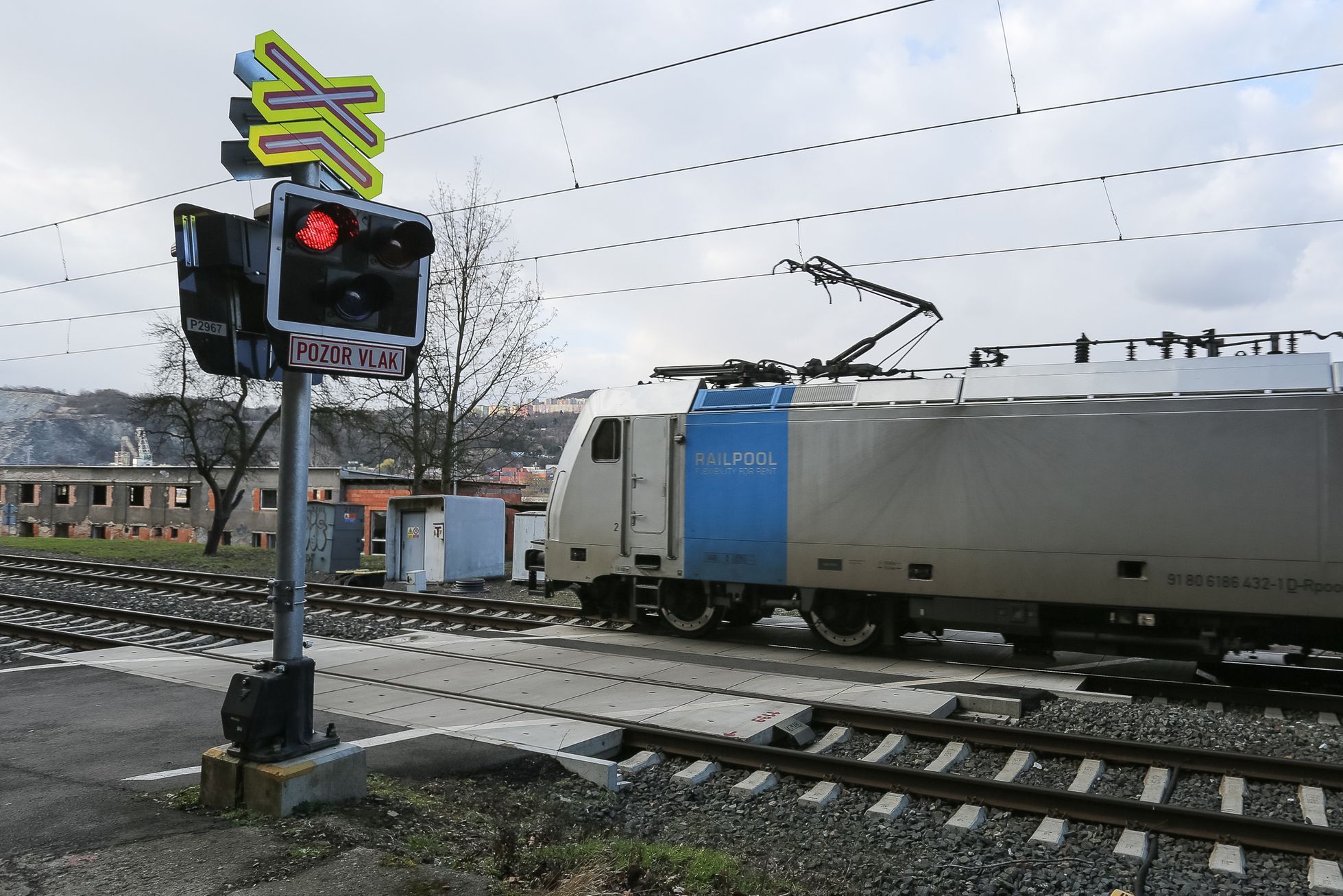 Vlak, vlakové a železniční přejezdy - ilustrační foto - Lokomotiva, nákladní vlak