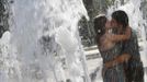 A couple kiss as they cool off in a fountain on a hot summer day in downtown Donetsk June 22, 2012. REUTERS/Alessandro Bianchi (UKRAINE - Tags: ENVIRONMENT SOCIETY) Published: Čer. 22, 2012, 4:32 odp.