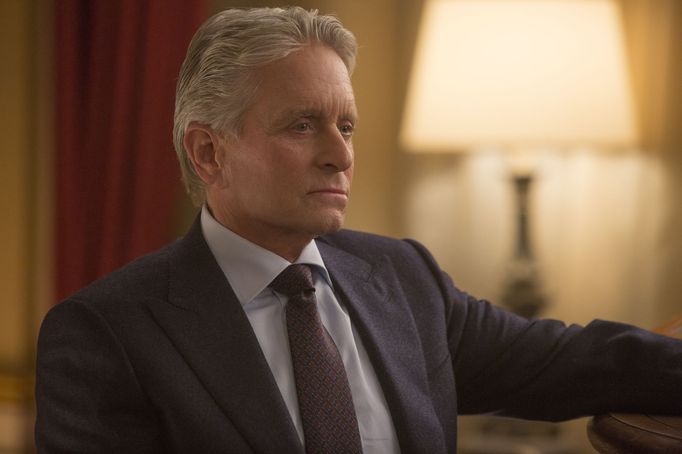 Michael Douglas ve filmu V utajení.