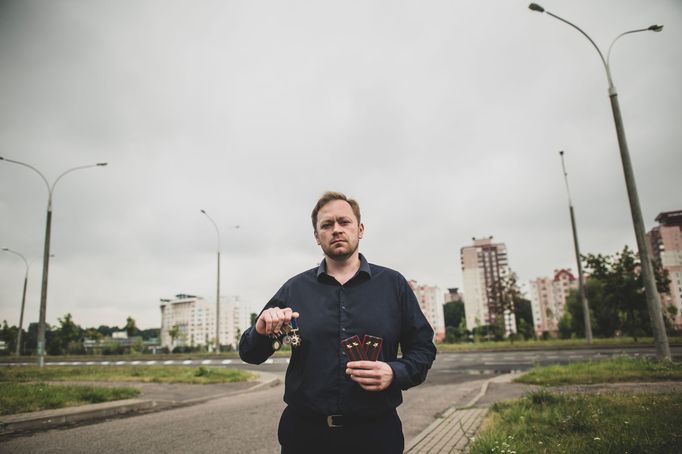 Bývalý policista Alexandr Ahremčyk se k odchodu od policie rozhodl, když jeho kolegové bili a zatýkali demonstranty. "Moje rezignace je protest sám o sobě," uvedl.