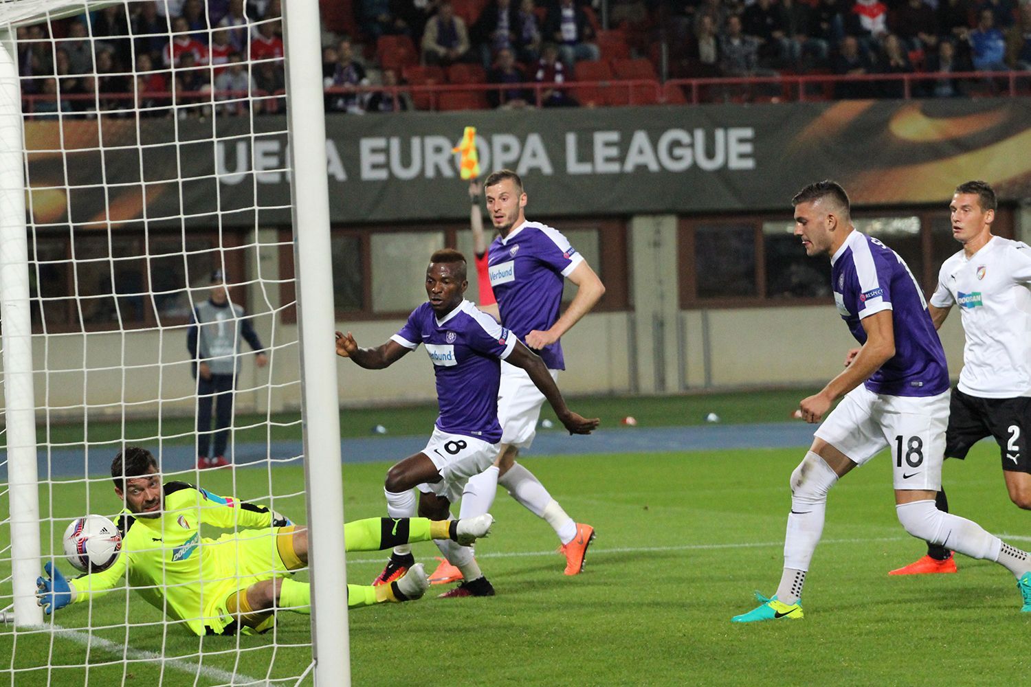 EL, Austria Vídeň-Plzeň: Matúš Kozáčik - Olarenwaju Kayode (8) a Patrizio Stronati (18)