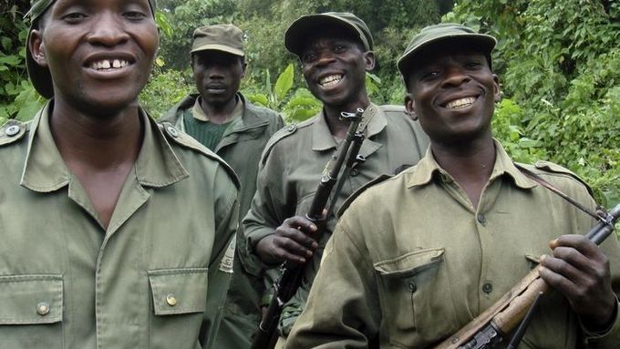 Ochránci goril - strážci parku Virunga - se mají na pozoru. Do části parku se nastěhovala armáda generála Nkundy.