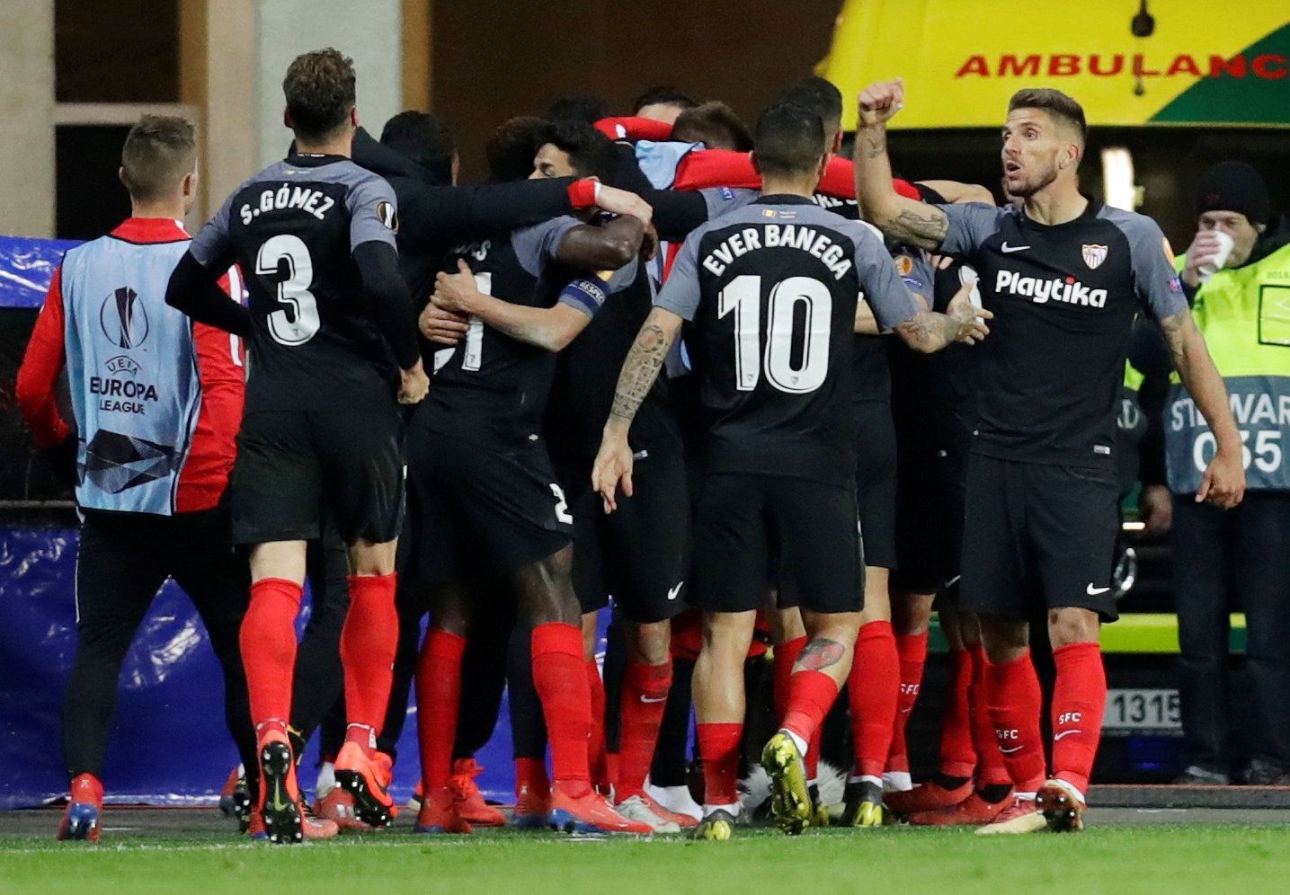 Sevilla slaví gól na 3:2 proti Slavii v odvetě osmifinále Evropské ligy